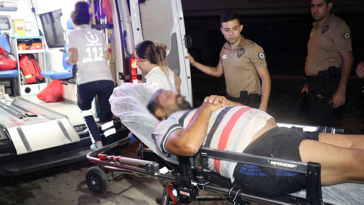 Nehre düşen kişiyi belediye görevlisi kurtardı