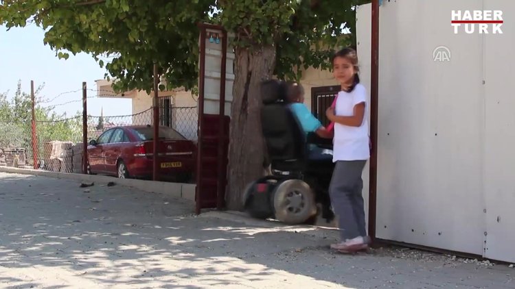 Kızlarının eğitimi için engelleri aşıyor
