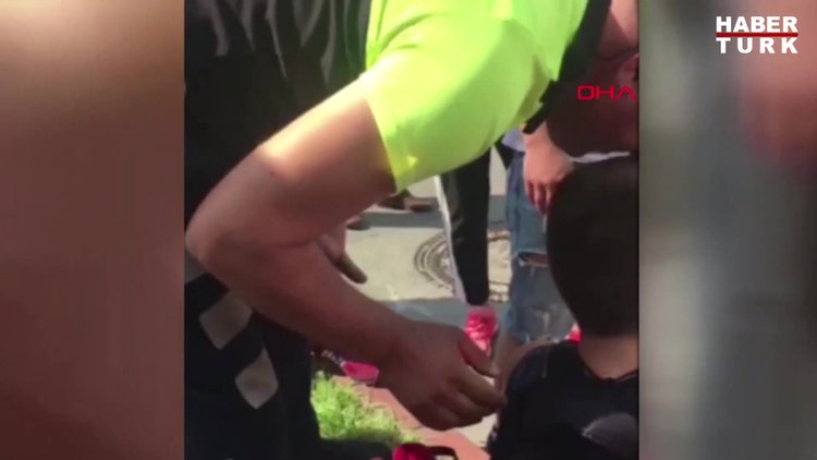 Ambulansa bindirilmek istenen yaralı çocuk: Ne olur, annemi bekleyelim