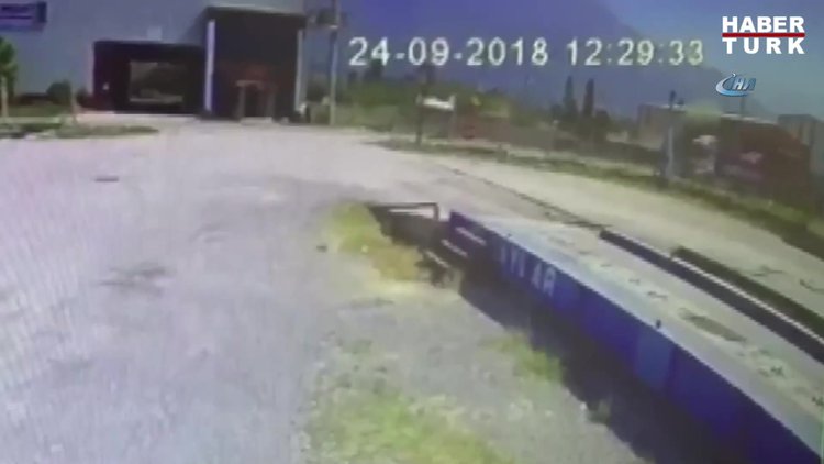 Payas'ta oksijen tüpü fabrika çatısına düştü: 1 işçi yaralı