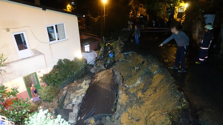 Sarıyer'de yol çöktü