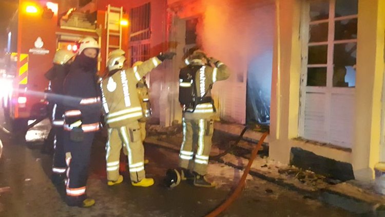 Yangında zarar görmesin diye Türk bayrağını cebine koydu