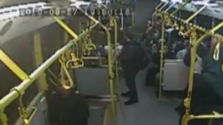 Mecidiyeköy'deki kaza anı halk otobüsünün kamerasına böyle yansıdı