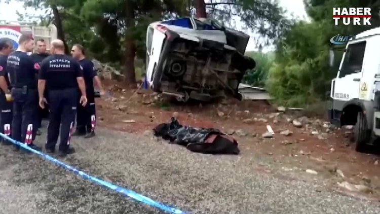 Antalya'da turistleri taşıyan minibüs devrildi!