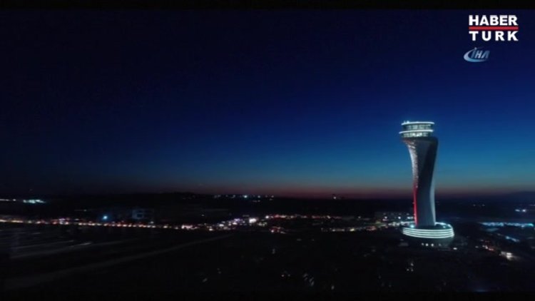 3. Havalimanı'nın kulesinin ışıl ışıl görüntüsü havadan görüntülendi