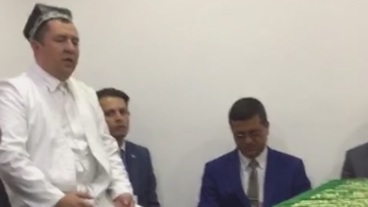 Buhari'nin mezar odasında dua