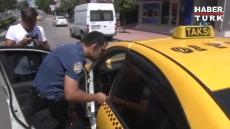 Alkollü taksici aracını yol ortasına park etti, sürücüyü polis bile ayıltamadı