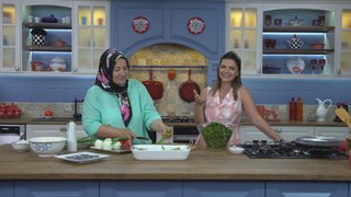 Pelin Karahan bugün; Figen Temelkaya ile kaygana, fındık akıtma, fasulyeli pilav ve güveçte hamsi sote yapımını gösterdi. ...