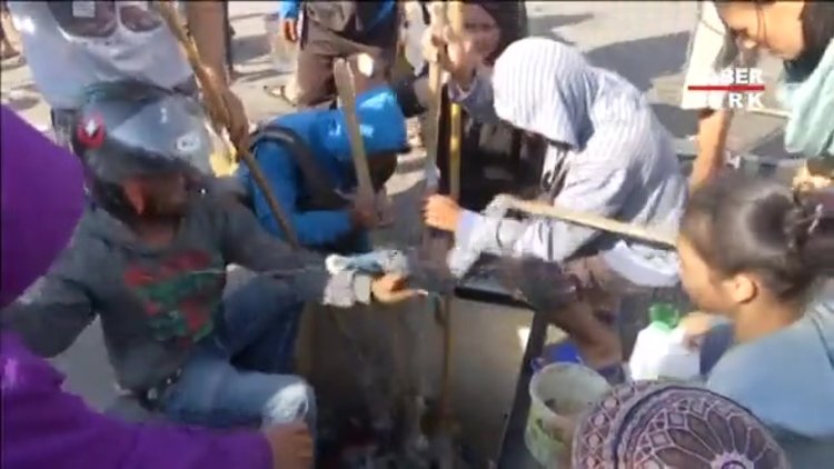 Endonezya'da yağma başladı!