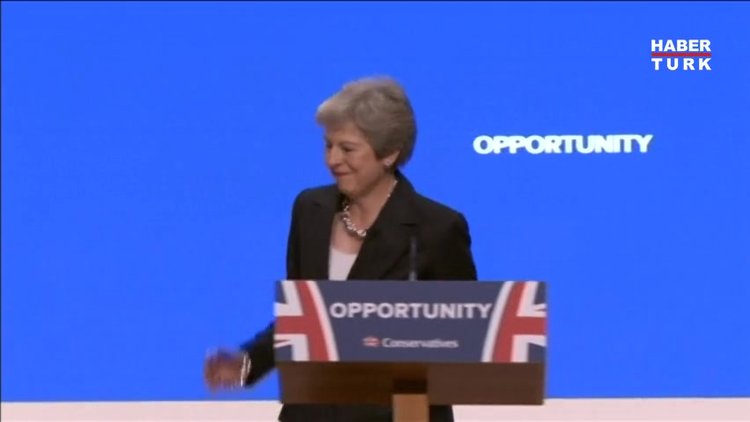 Theresa May sahneye dans ederek çıktı!