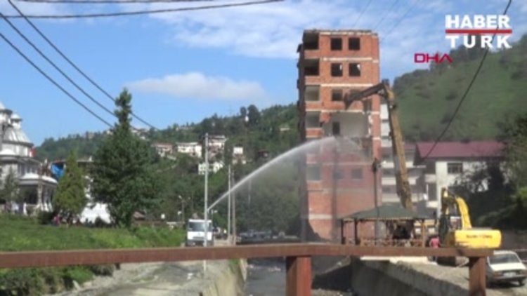 Rize'de dere yatağındaki 7 katlı apartmanın yıkımına başlandı