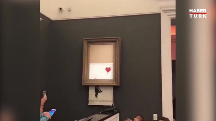 Banksy'nin 'Kırmızı Balonlu Kız' tablosu kendi kendini imha etti