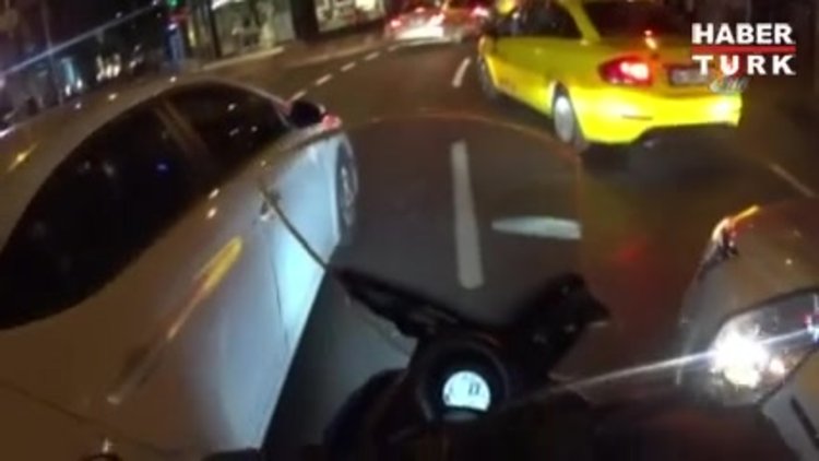 Yabancı uyruklu gençlerin yumruk ve tokatlı kavgası kamerada