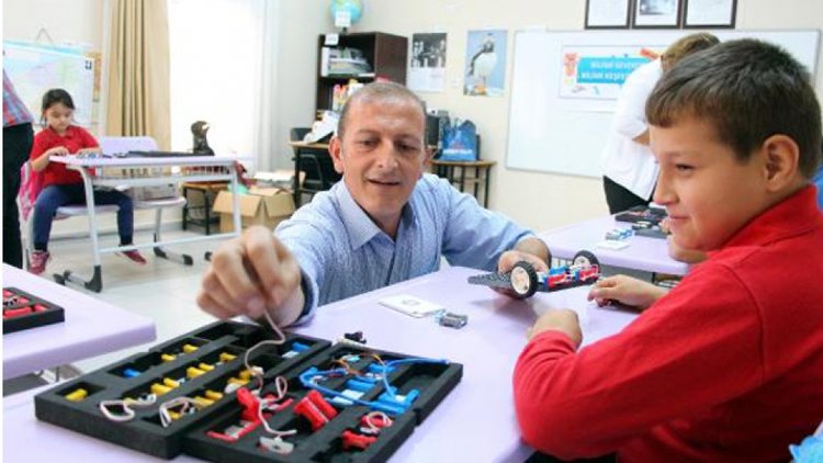 Bilimi sevdirmek için köy köy dolaşıyorlar