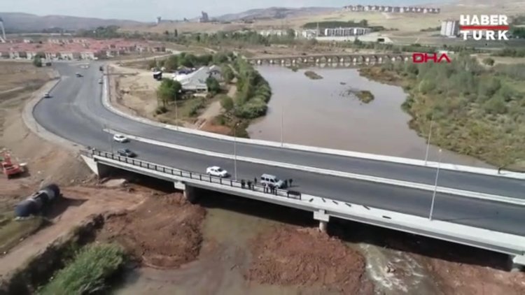 Mahalleye yapılan yeni köprüde şükür namazı kılıp, kurban kestiler