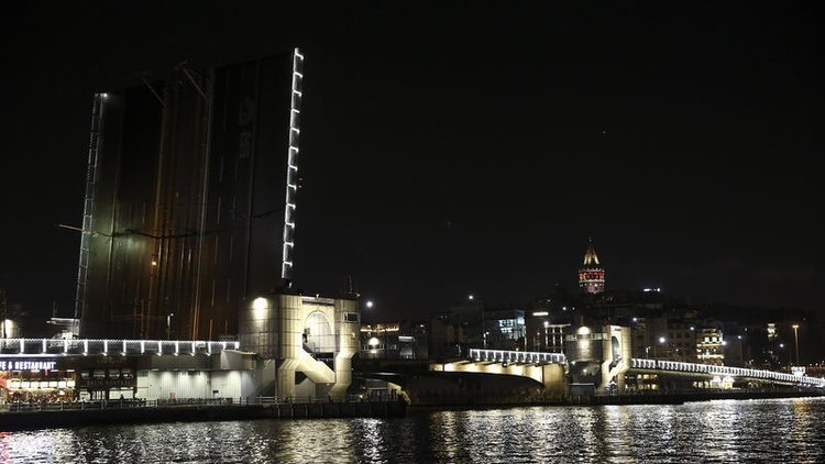 Galata ve Atatürk köprüleri deniz trafiğine açıldı