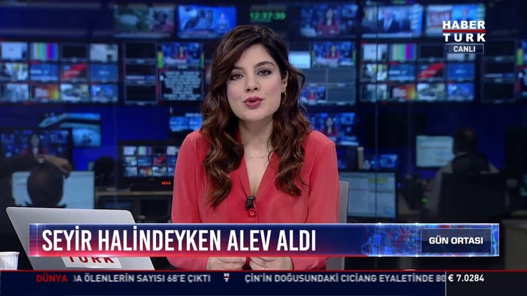 Seyir halindeyken alev aldı: İzmir'de kaçak göçmenleri taşıyan minibüs alev aldı