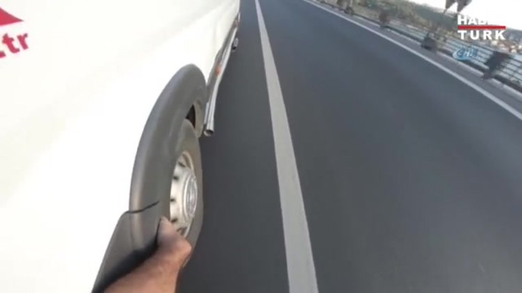 15 Temmuz Şehitler Köprüsü'nde patenli ve bisikletli gençlerin tehlikeli yolculuğu kamerada