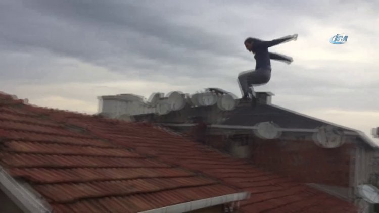 Çılgın gençler takla atarak çatıdan atladı