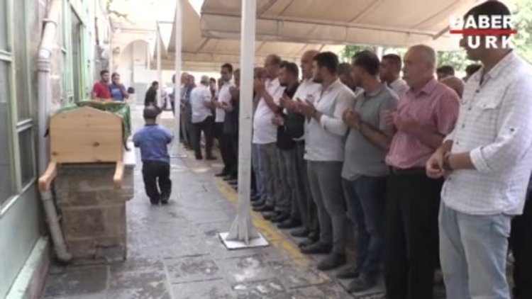 Minik Hiranur gözyaşlarıyla uğurlandı