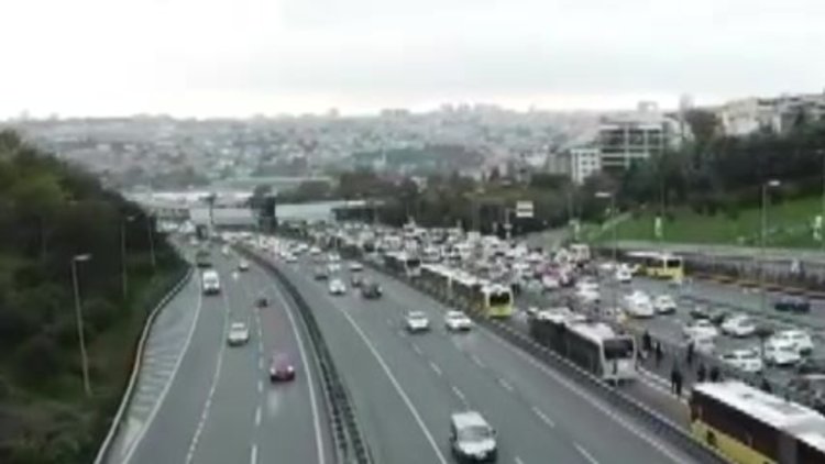 Metrobüs kaza yaptı; seferler durdu
