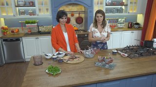 Pelin Karahan, Gülen Yıldızüçler ile Frambuaz Soslu Chıalı Kup, Yufka Soslu Köfte, Elmalı Sonbahar Keki ve Sebzeli Şehriye Salatası yapımını gösterdi. ...