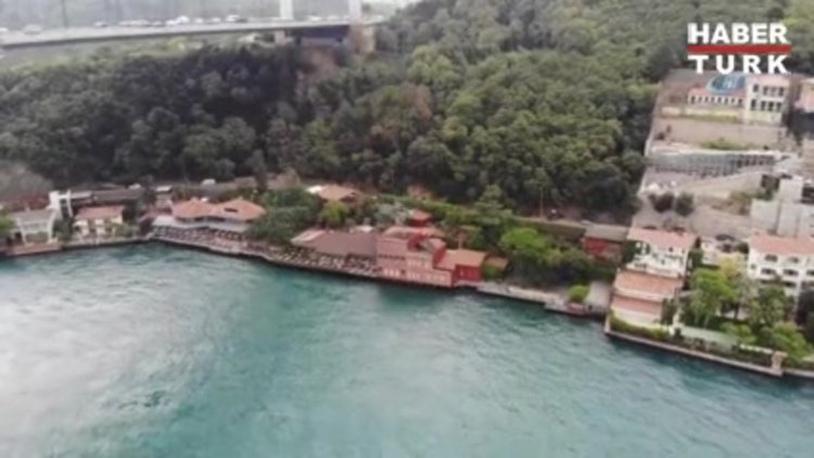 Geminin çarptığı yalının çatısındaki onarım çalışması havadan görüntülendi