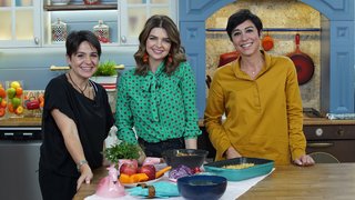 Pelin Karahan, Seda Şamlı Luş ve Defne Tokay ile kırmızı lahanalı kuru börülce salatası, ıspanak çorbası, sebze püresi ve pırasalı börek yapımını gösterdi. ...