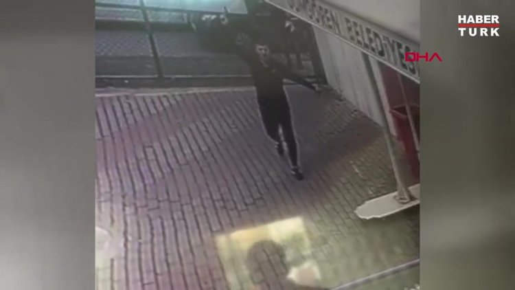 Kırmızı karta sinirlendi; silahla sahaya girmeye çalıştı