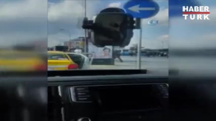 UBER sürücüsü ile taksici arasındaki yumruk ve tokatlı kavga kamerada