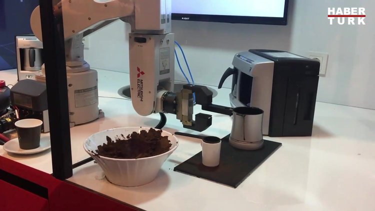 Türk kahvesi servis eden Japon robot