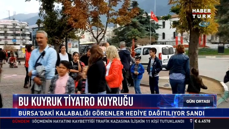 Bu kuyruk tiyatro kuyruğu: Bursa'daki kalabalığı görenler hediye dağıtılıyor sandı