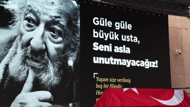 Ara Güler, fotoğraflar ve karanfillerle uğurlandı