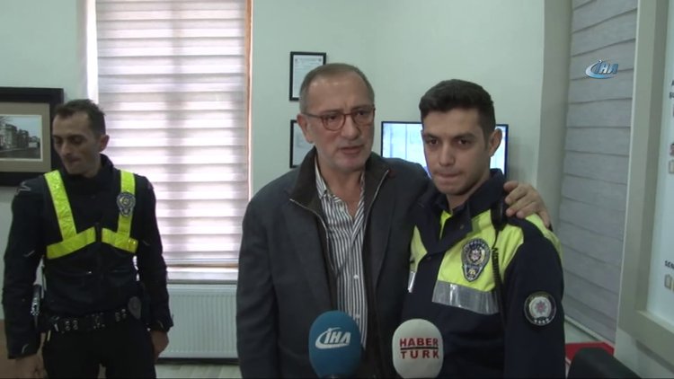 Fatih Altaylı, tartıştığı polisle kucaklaştı, helallik istedi