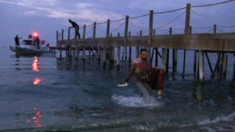 Bodrum'da düzensiz göçmen taşıyan tekne battı!