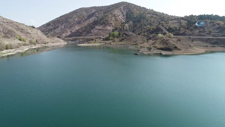 Köy sular altında kaldı, yalnız minare havadan görüntülendi
