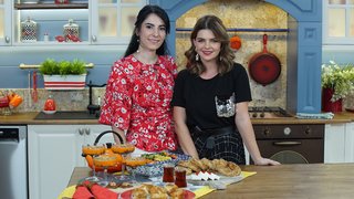 Pelin Karahan bugün; Nurgül Aydın ile kupta balkabağı tatlısı, milföy simitleri, gonca gül böreği ve bayat ekmek salatası yapımını gösterdi. ...