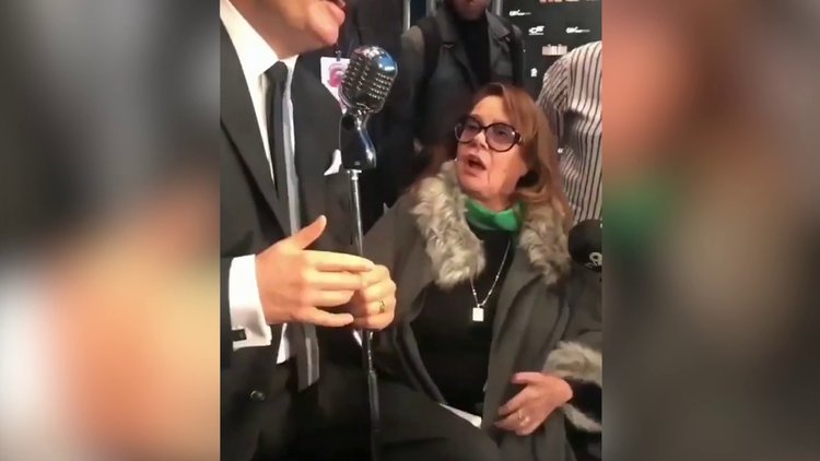 Müslüm Gürses'in heykelini görünce gözyaşlarına boğuldu