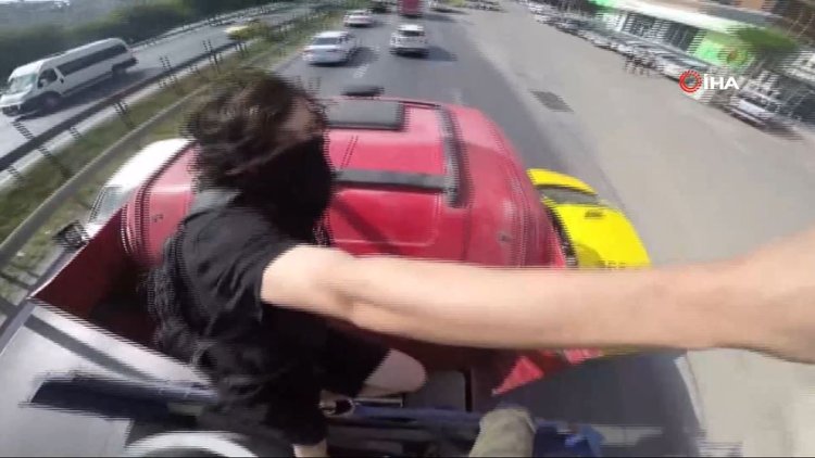 E-5 Karayolu'nda tır üstünde tehlikeli yolculuk kamerada