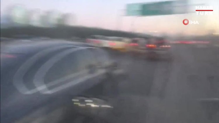 Trafikte tekme, yumruk ve bıçaklı kavga kamerada