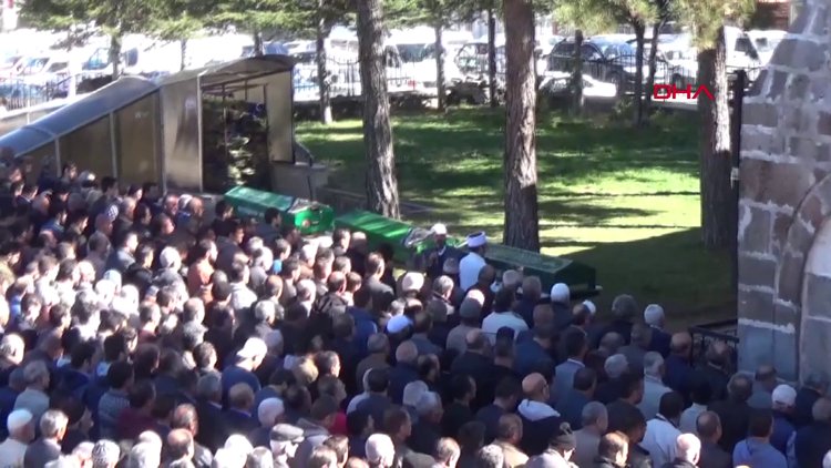 TIR'a çarpan araçta ölen baba ve iki kızı, son yolculuğuna uğurlandı