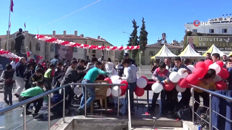 Suriyeli çocukların balon izdihamı