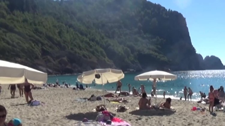 Alanya'ya kış gelmedi... 27 derece havada deniz keyfi