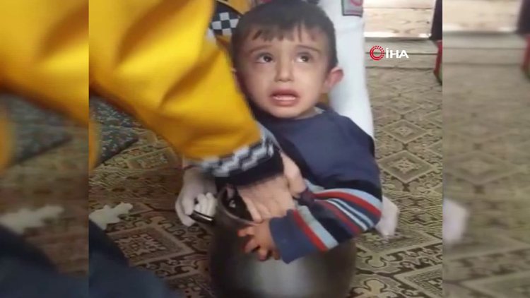 Afacan çocuk düdüklü tencereye sıkıştı