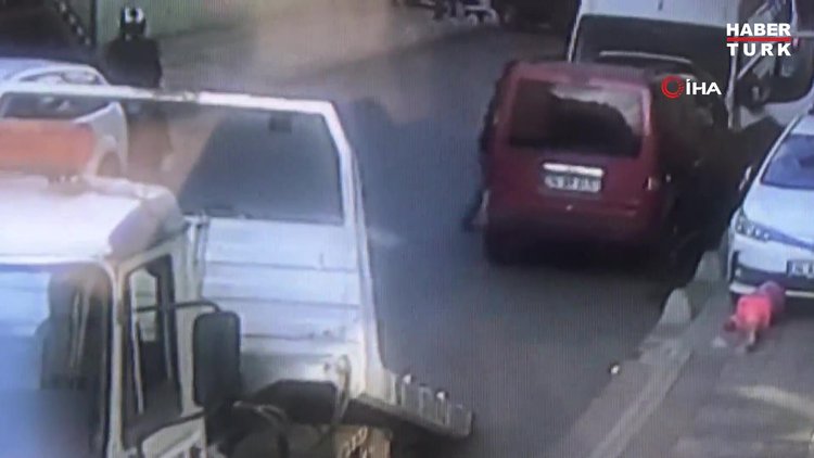 Tamirci adam çekiciden düşen araçla minibüs arasında kaldı...O anlar kamerada