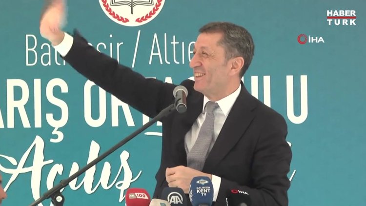 Milli Eğitim Bakanı Selçuk'tan öğrencilere ıslıklı cevap