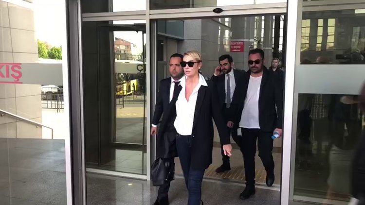 Şarkıcı Sıla, Ahmet Kural'dan şikayetçi oldu