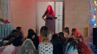 Kağan’ın hikayesini görüp partinin kocası için yapıldığını sanan Nazgül sinirlerine hakim olamayıp partiyi basıyor