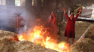 Ayşe intikam için samanları ateşe veriyor.