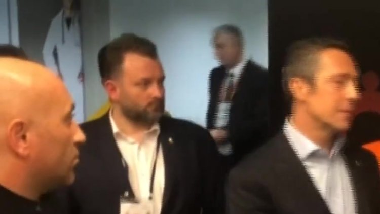 Derbi sonrası dostluk görüntüsü